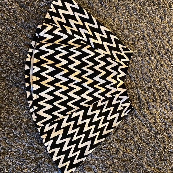 Aeropostale - XS Black & White Zig Zag Skirt - Picture 2 of 3